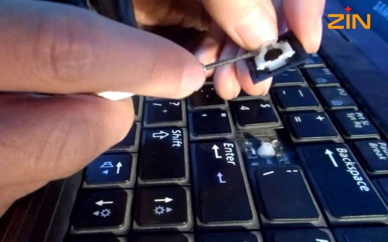 Không nên tự thay bàn phím laptop tại nhà nếu không có kinh nghiệm để tránh gây hư hỏng thêm cho máy hoặc mất bảo hành