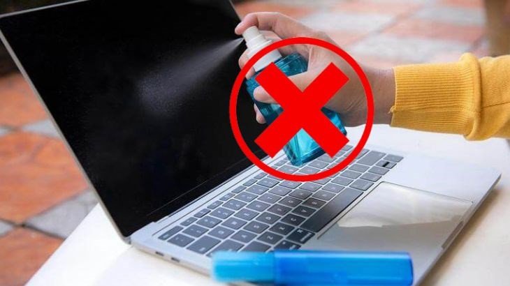 Không xịt dung dịch trực tiếp lên màn hình laptop, cách làm sạch màn hình an toàn