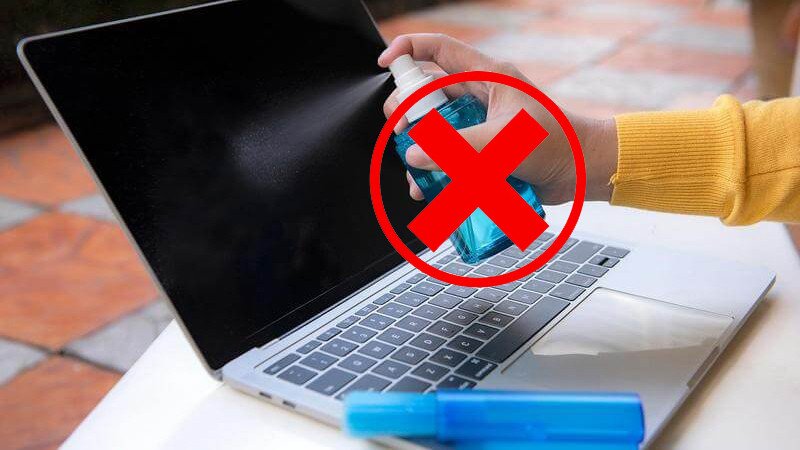 Không xịt dung dịch trực tiếp lên màn hình laptop