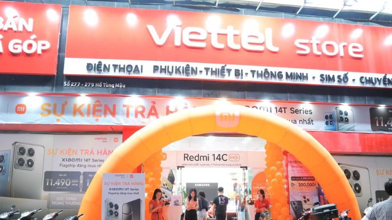 Khu vực bán laptop tại Viettel Store, địa điểm mua sắm uy tín.