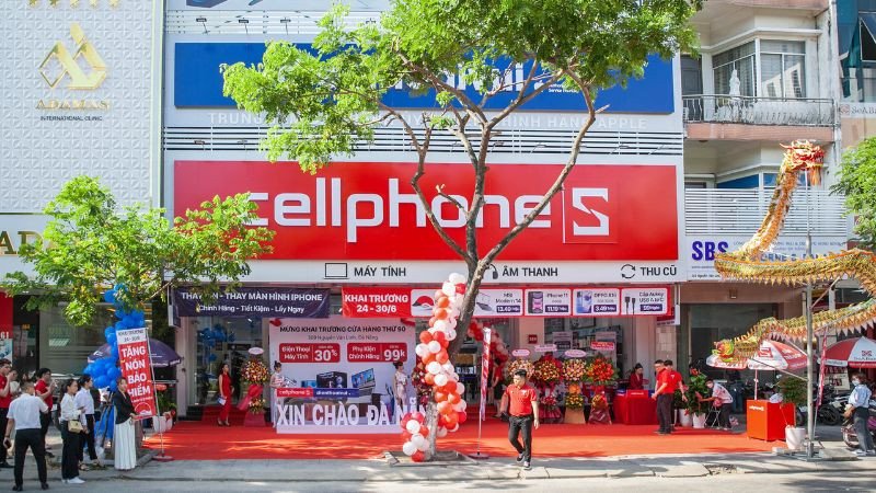 Khu vực trưng bày máy tính xách tay tại CellphoneS, nơi cung cấp sản phẩm đáng tin cậy.