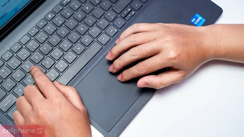 Khung cảnh bên trong thể hiện hiệu năng của máy tính xách tay Dell Inspiron 15 3520-5124BLK