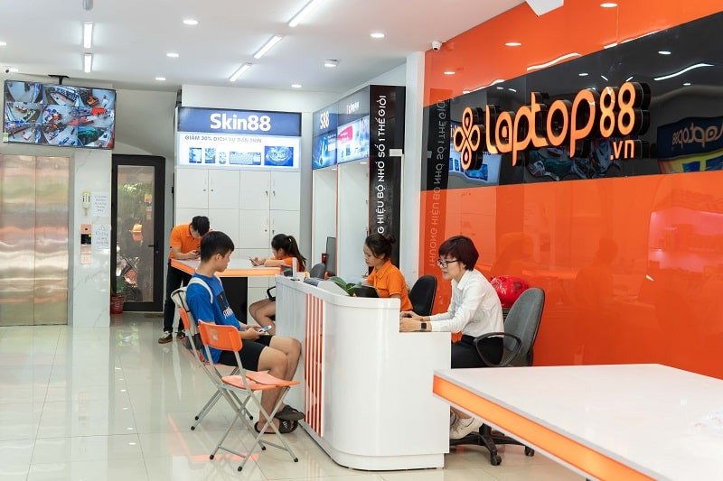 Khung cảnh cửa hàng chuyên mua bán laptop Hà Nội với nhiều mẫu máy tính xách tay đa dạng