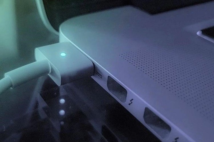 Kiểm tra bộ sạc khi màn hình laptop bị đen