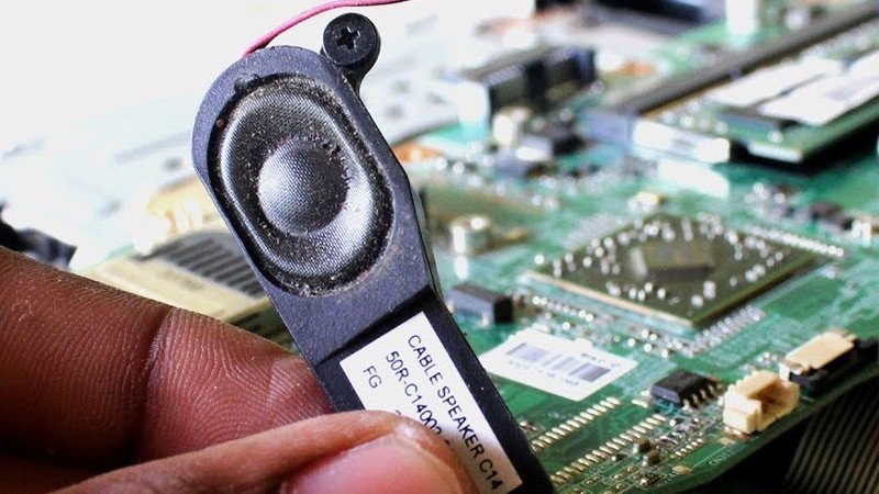 Kiểm tra bụi bẩn trên màng loa laptop