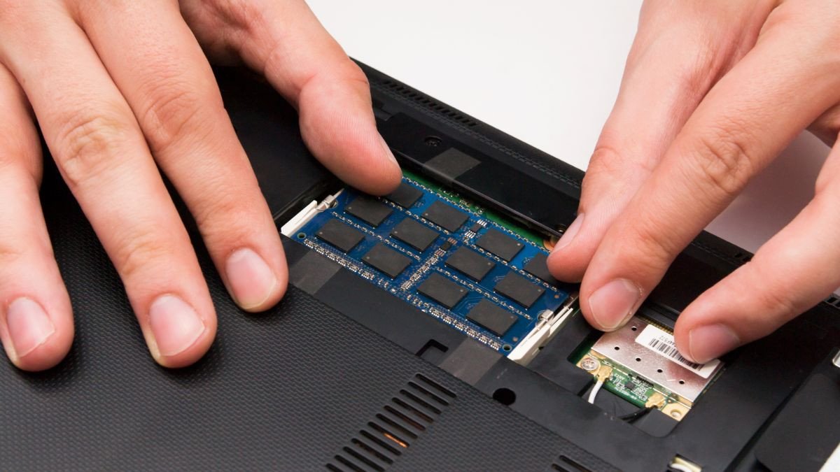 Kiểm tra các thành phần bên trong laptop khi màn hình không hiển thị