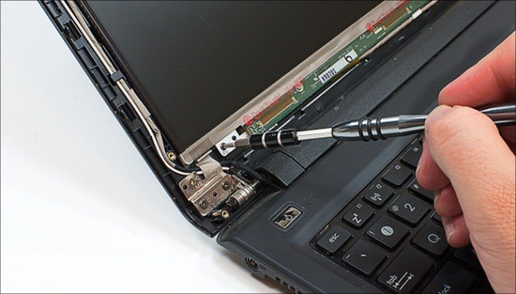 kiểm tra cáp kết nối màn hình laptop