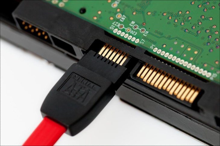 Kiểm tra cáp kết nối ổ cứng bên trong laptop để sửa lỗi màn hình laptop bị xanh dương