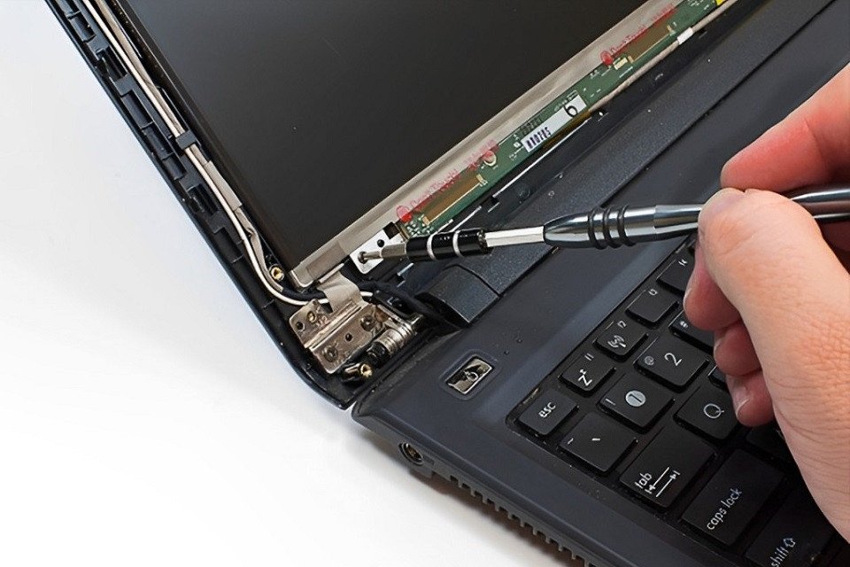 Kiểm tra cáp màn hình laptop Dell bị hỏng do gập mở thường xuyên