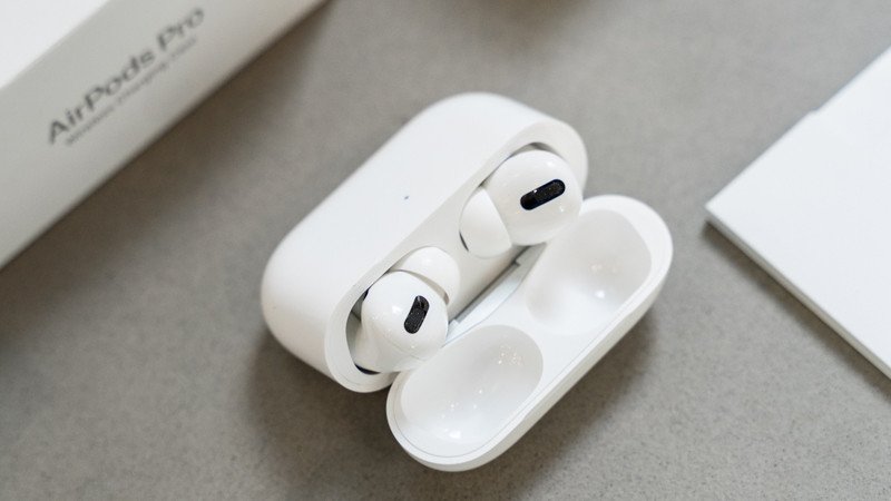 Kiểm tra chất liệu khay đựng AirPods và sách hướng dẫn sử dụng