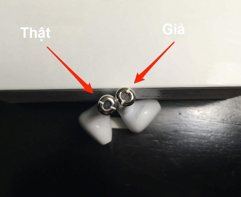 Kiểm tra chi tiết mặt dưới của tai nghe AirPods