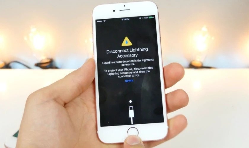 Kiểm tra cổng kết nối trên thiết bị điện tử khi có cảnh báo lỗi.