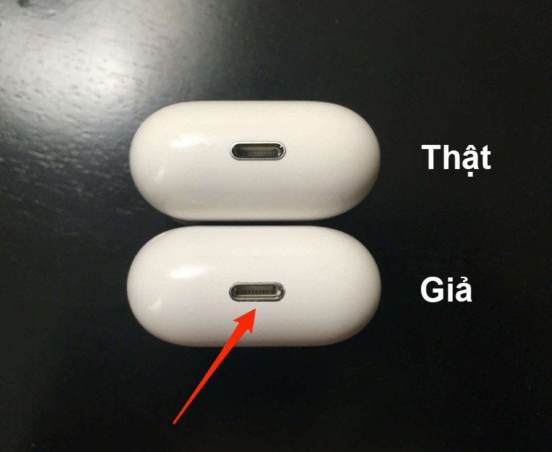 Kiểm tra cổng sạc Lightning trên hộp sạc AirPods
