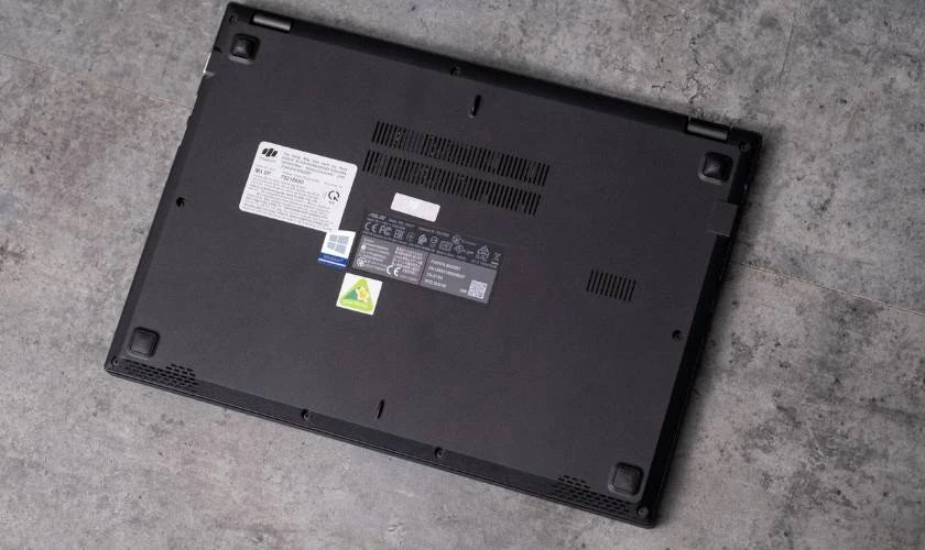 Kiểm tra công suất bộ sạc laptop bằng thông số trên nhãn dán