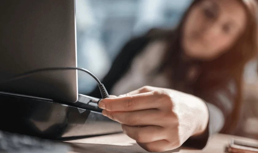 Kiểm tra cục sạc và pin laptop khi máy không có điện vào