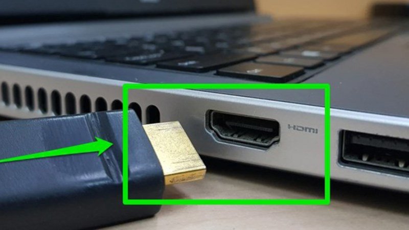 Kiểm tra dây cáp màn hình khi laptop khởi động lại quá lâu nhưng không hiển thị