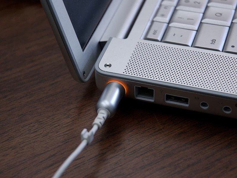 Kiểm tra dây sạc laptop khi pin không nhận sạc