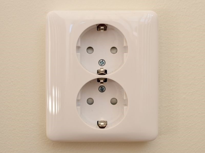 Kiểm tra dây sạc và bộ nguồn để khắc phục laptop hay bị sập nguồn