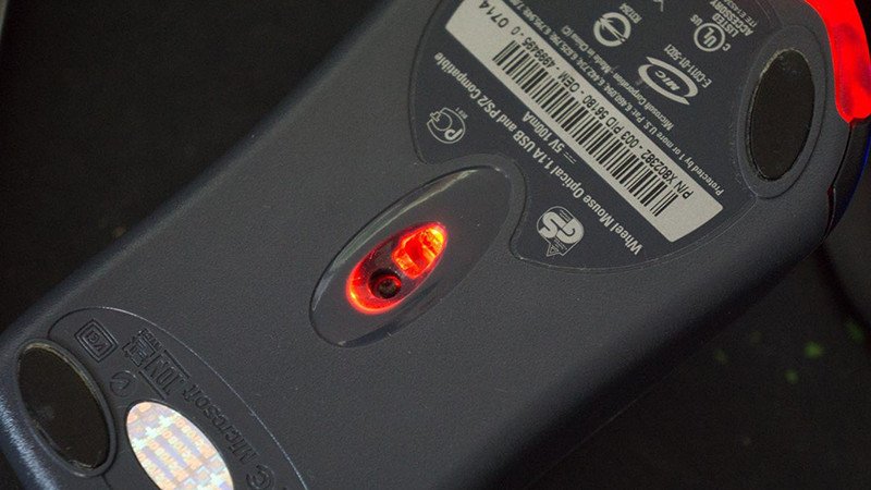 Kiểm tra đèn laser của chuột để sửa lỗi chuột tự di chuyển