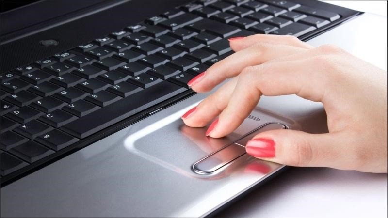 Kiểm tra độ nhạy và phản hồi của touchpad laptop mới