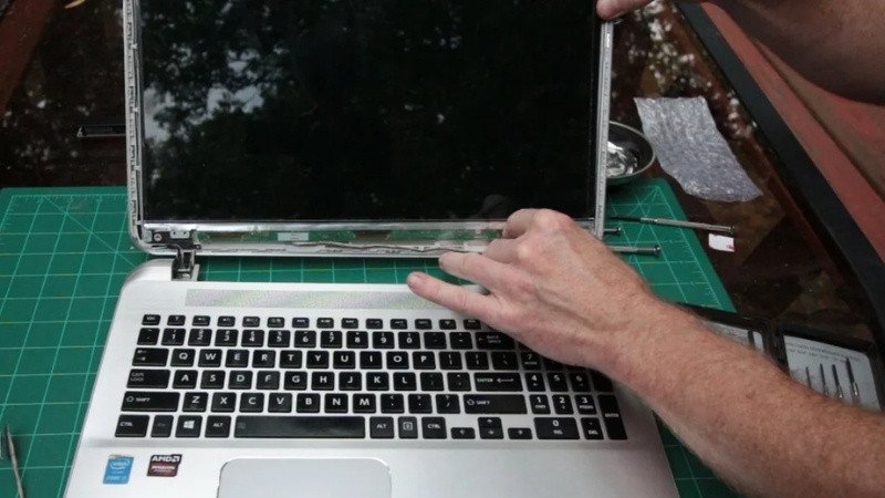 Kiểm tra đường đi dây cáp màn hình laptop trước khi hoàn tất việc sửa chữa