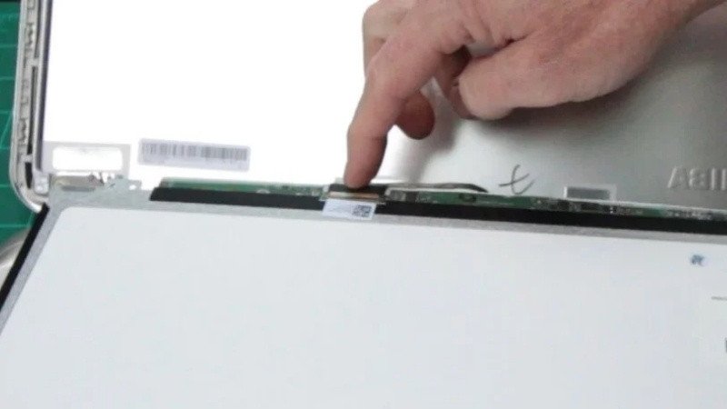Kiểm tra hướng lắp đặt cáp màn hình laptop cũ trước khi thay mới