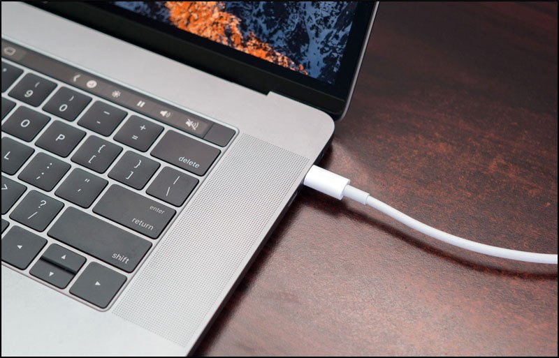 Kiểm tra jack cắm sạc bị kẹt bụi gây sạc laptop ko vào pin