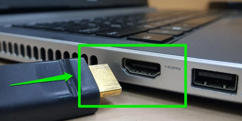Kiểm tra jack cắm và dây cáp kết nối màn hình với laptop