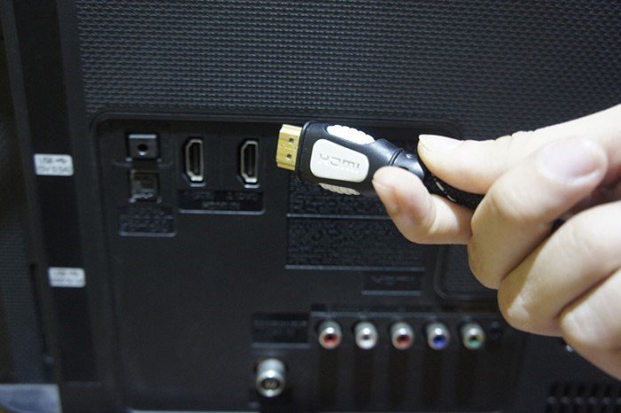 Kiểm tra kết nối dây cáp HDMI để khắc phục lỗi màn hình TV bị chớp tắt khi kết nối laptop