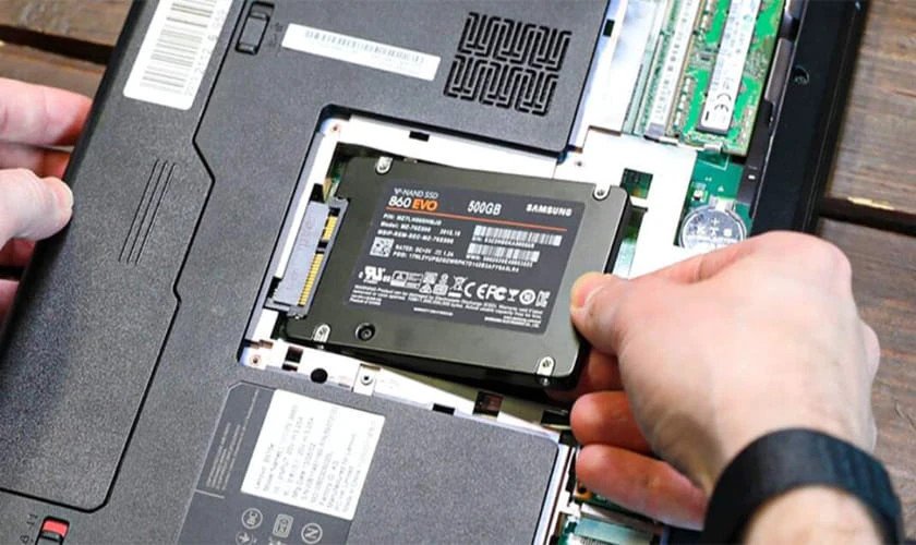 Kiểm tra khả năng tương thích của laptop là bước quan trọng khi lắp thêm ổ cứng SSD