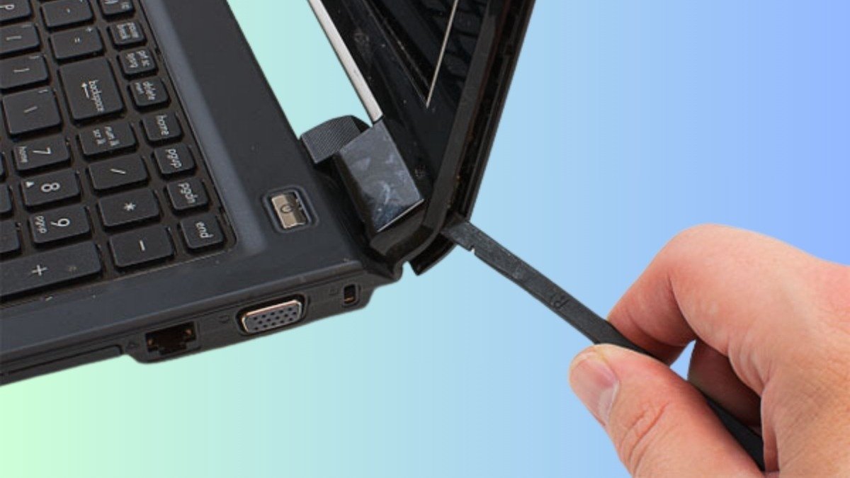 Kiểm tra kỹ lưỡng vỏ máy, bản lề và ốc vít của laptop cũ