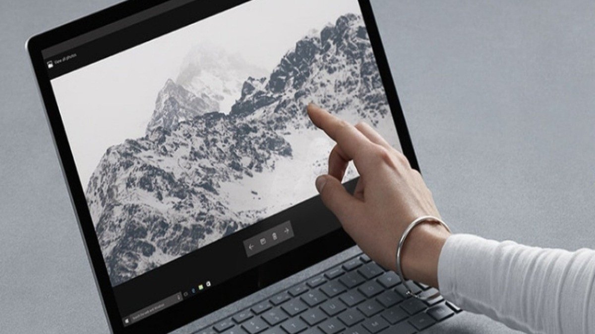 Kiểm tra kỹ màn hình laptop cũ để phát hiện vết xước, điểm chết, hở sáng