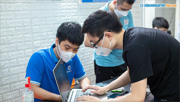 Kiểm tra lại laptop sau khi hoàn tất dịch vụ vệ sinh ở Hà Nội