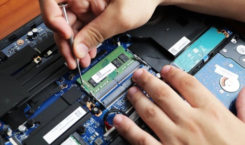 Kiểm tra linh kiện bên trong khi laptop không khởi động được