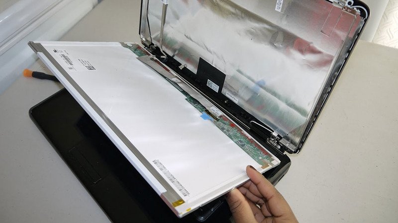 Kiểm tra linh kiện chính hãng khi **thay màn laptop Dell giá** hợp lý