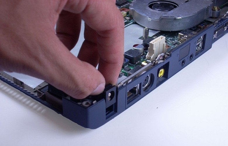 Kiểm tra linh kiện lỏng lẻo để khắc phục tình trạng laptop hay bị đứng máy