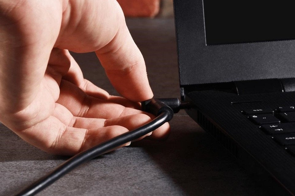 Kiểm tra nguồn điện khi laptop Dell không hiển thị màn hình chính