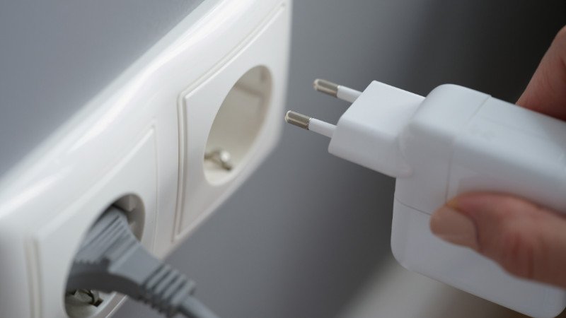 Kiểm tra nguồn điện khi pin laptop Asus không sử dụng được máy tính