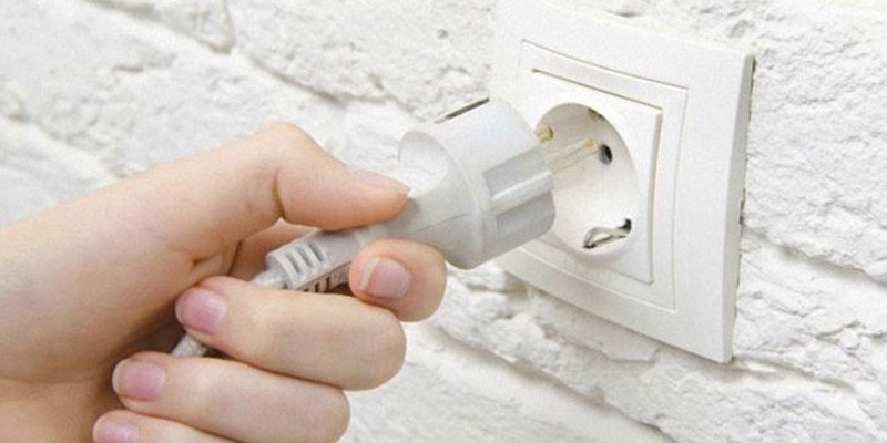 Kiểm tra nguồn điện laptop khi màn hình bị sập