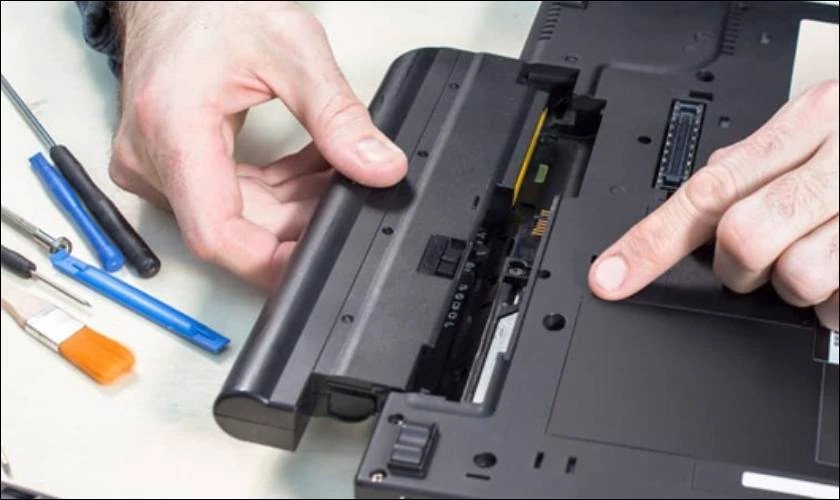 Kiểm tra pin laptop khi sạc không lên phần trăm
