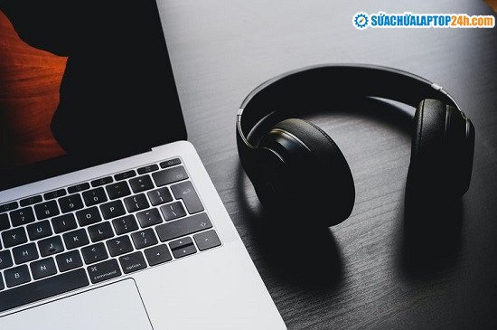 Kiểm tra pin tai nghe Bluetooth để khắc phục lỗi không kết nối được với laptop