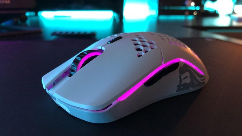 Kiểm tra pin và chuẩn bị sạc dự phòng cho chuột không dây