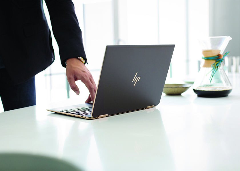 Kiểm tra pin và củ sạc laptop HP khi máy không lên nguồn