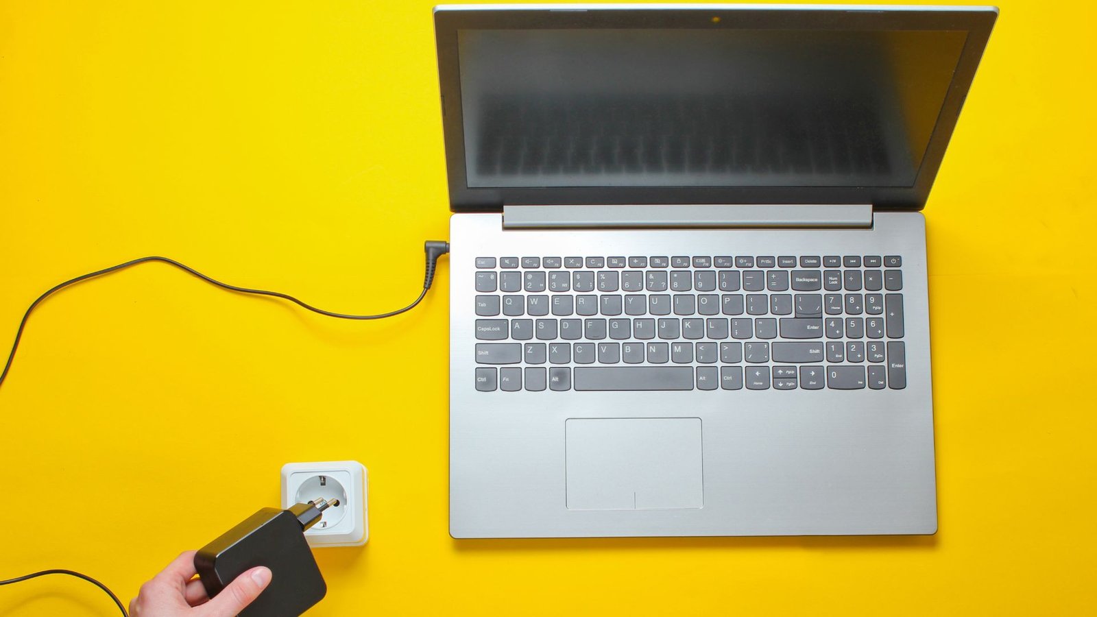 Kiểm tra pin và nguồn điện để khắc phục lỗi nhảy chữ trên laptop