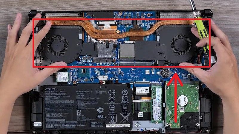 Kiểm tra quạt tản nhiệt của laptop để đảm bảo hoạt động hiệu quả