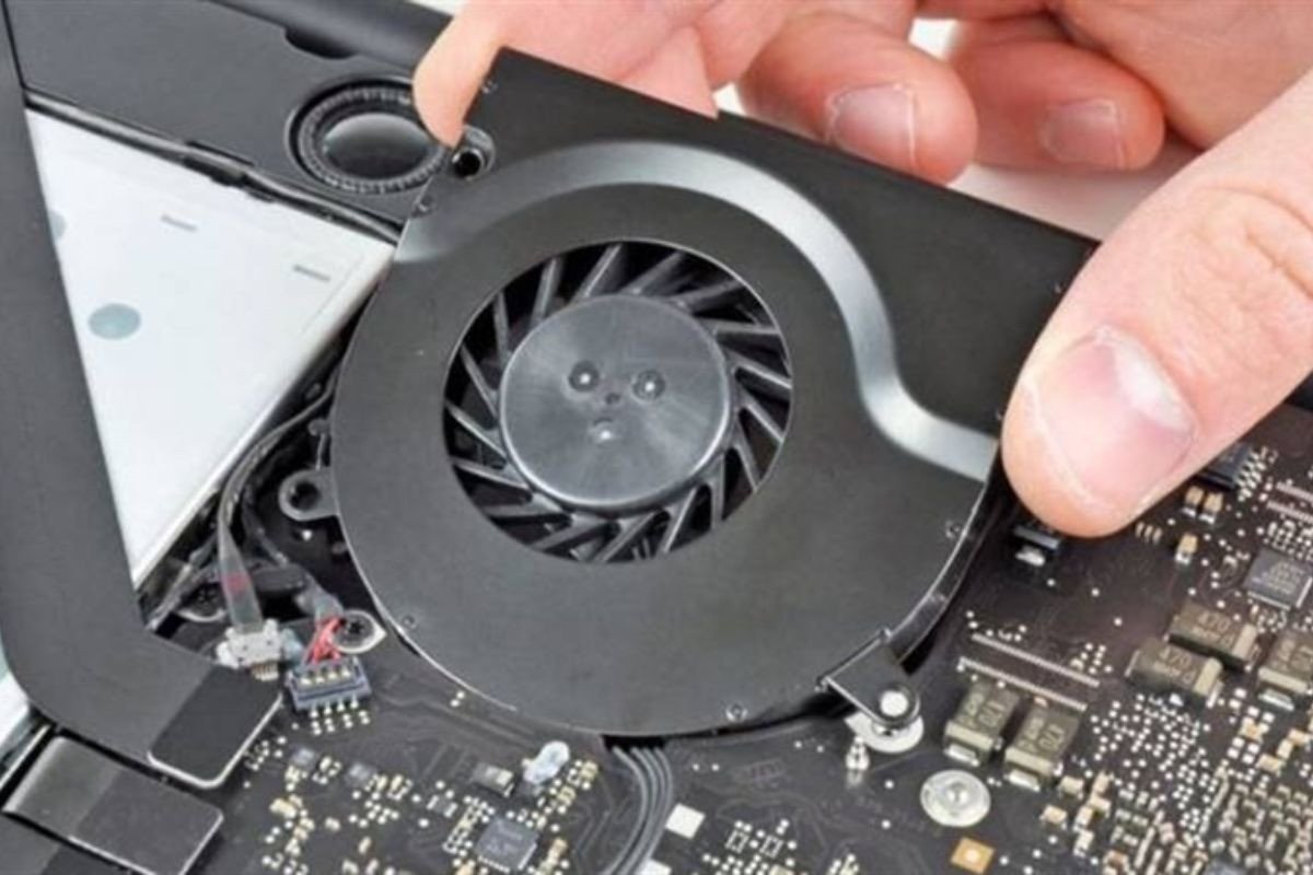 Kiểm tra quạt tản nhiệt laptop tại trung tâm bảo hành