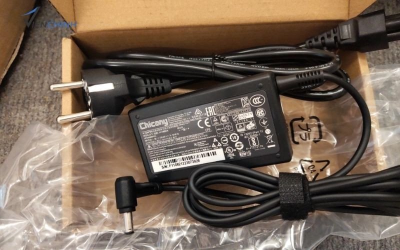 Kiểm tra sạc laptop trước khi mua