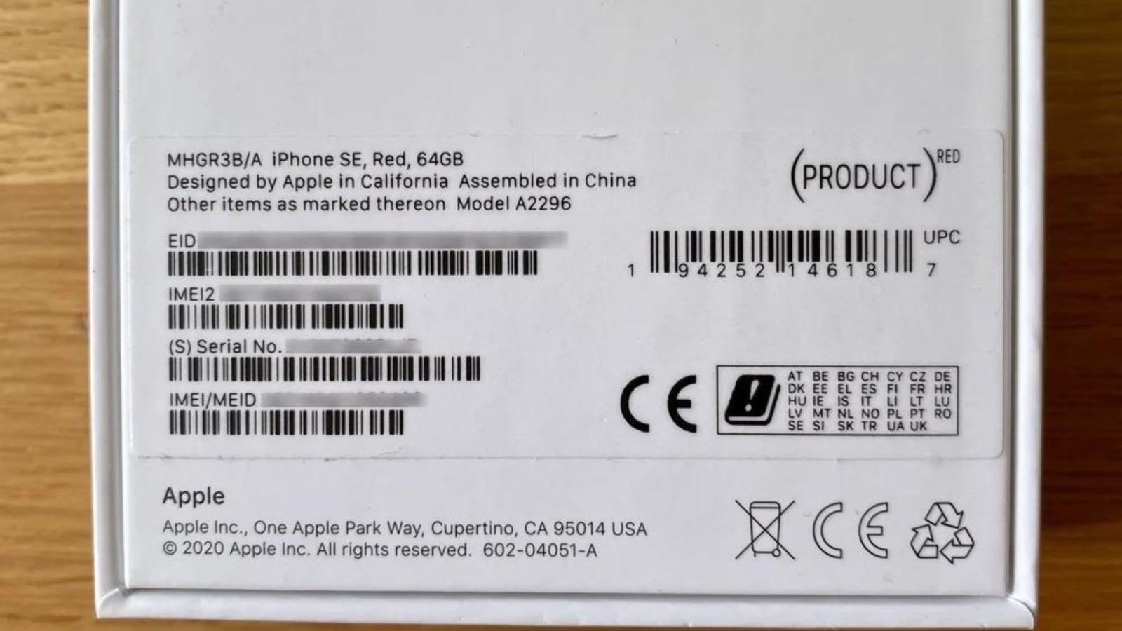 Kiểm tra số serial trên khay SIM hoặc tem nhãn của laptop hàng lướt