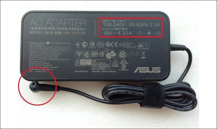 Kiểm tra thông số kỹ thuật trên nguồn sạc laptop để đảm bảo an toàn