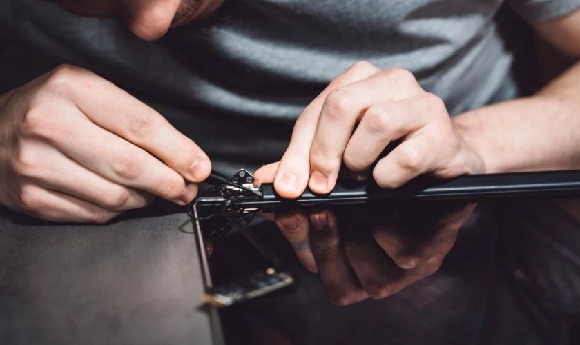 Kiểm tra tình trạng cáp kết nối để khắc phục lỗi màn hình đỏ